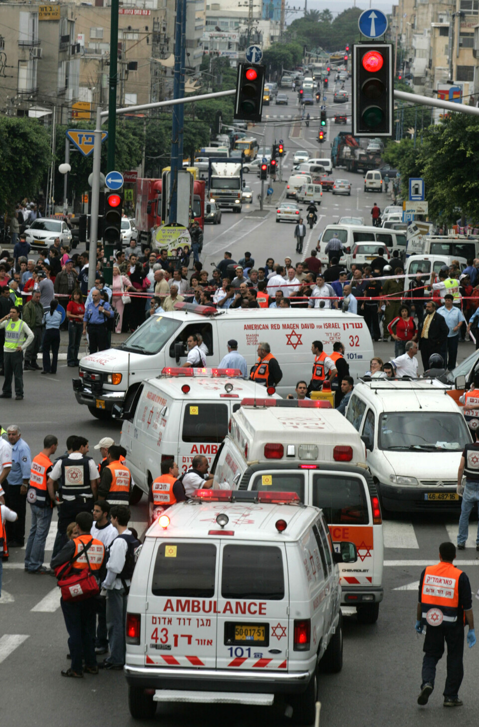 Israel har måttet lære seg å leve med palestinske terrorangrep. I 2005 sprengte en palestinsk selvmordsbomber seg i den israelske byen Netanyah. 5 ble drept og over 30 skadet. Foto: AP Photo/Baz Ratner