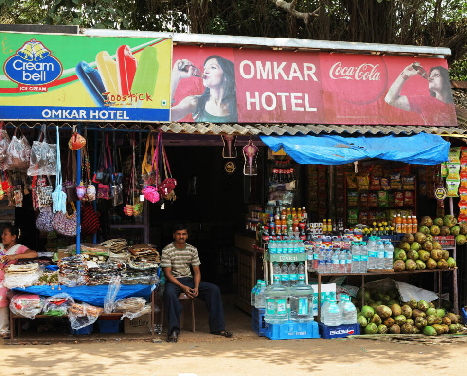 Coca Cola er et av selskapene som over hele verden spiller på at du blir kulere og mer lykkelig av å drikke mørkebrun brus med mye sukker i – som her i Mardol i India.