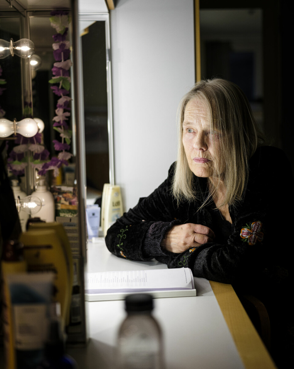 I sin siste oppsetning på Det norske teatret, er mesteparten av lydmaterialet spilt inn på forhånd. Etter at hun fikk ALS har Grethe Ryens stemme blitt kraftig svekket. – Men jeg sitter der. Med ansiktet leser jeg diktene. Jeg tenker dem, sier hun.
