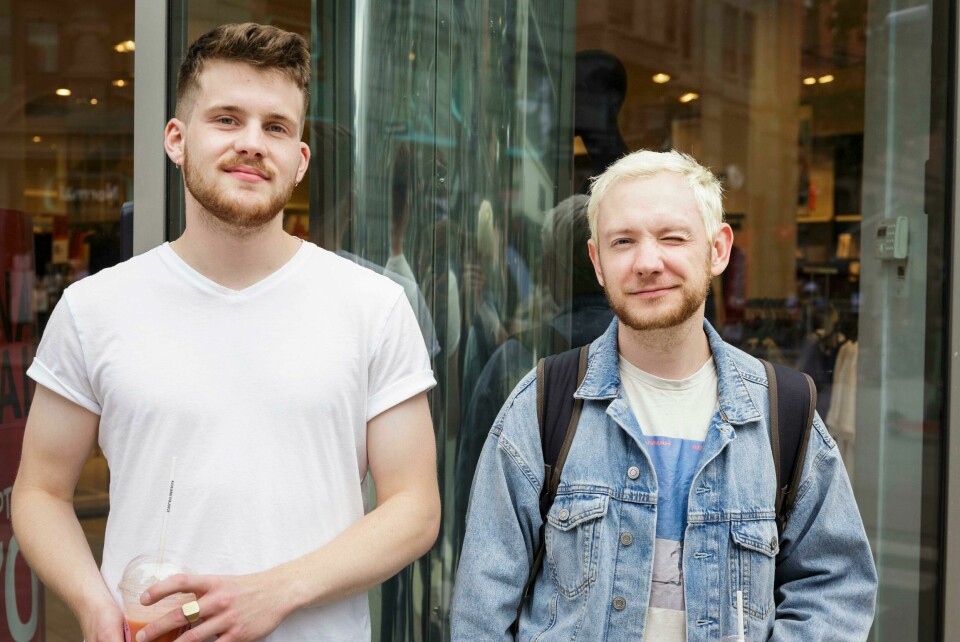 Øyvind Lunde fra Tønsberg og Nikolai Lysnes fra Larvik.Lysnes: Jeg kan kjenne meg igjen i det at både yngre og eldre ikke har vært noe flinke på det. Det skjer jo fortsatt at folk setter seg ved siden av deg på bussen og du sier «sorry du må flytte deg» og det kan være alle aldre. Lunde: Folk kan ta seg veldig nær av det, så det skjedde jo med meg. Jeg ba en dame flytte seg hun ble kjempe sur så jeg bare flytta meg heller. Men jeg kommer jo fra tønsberg og der er det stort sett gamlingene som blir sure for at de må holde en meter osv. De skjønner jo ikke hvorfor. Lysnes: jeg skjønner det litt. Jeg er jo fra Larvik da og besteforeldrene mine er kjempe stressa over det, fordi de følger masse med på nyhetene, men så har du den andre siden av de eldre som nesten ikke vet hva nyhetene er en gang, så da skjønner man at da følger de ikke med i det hele tatt.Lunde: I starten var jeg veldig flink på å ikke gå ut så mye, når det var lockdown osv. Det tok lang tid før jeg møtte på venner igjen, bare holdt meg unna folk egentlig, jeg var veldig veldig flink på å vaske hender, hadde alltid antibac-tube i lomma. Det har jo dabbet litt av nå, så jeg føler jo alle har dabbet litt av, så jeg har bare fulgt med strømmen på en måte. Lysnes: Jeg føler det bare er å gjøre det tiltakene sier at man skal gjøre. Går man på butikken så tar man den spruten, Og prøve å holde en meters avstand, selv om alle gir faen.Corona anket Øyvind Lunde fra Tønsberg og Nikolai Lysnes fra Larvik.Lysnes: Jeg kan kjenne meg igjen i det at både yngre og eldre ikke har vært noe flinke på det. Det skjer jo fortsatt at folk setter seg ved siden av deg på bussen og du sier «sorry du må flytte deg» og det kan være alle aldre. Lunde: Folk kan ta seg veldig nær av det, så det skjedde jo med meg. Jeg ba en dame flytte seg hun ble kjempe sur så jeg bare flytta meg heller. Men jeg kommer jo fra tønsberg og der er det stort sett gamlingene som blir sure for at de må holde en meter osv. De skjønner jo ikke hvorfor. Lysnes: jeg skjønner det litt. Jeg er jo fra Larvik da og besteforeldrene mine er kjempe stressa over det, fordi de følger masse med på nyhetene, men så har du den andre siden av de eldre som nesten ikke vet hva nyhetene er en gang, så da skjønner man at da følger de ikke med i det hele tatt.Lunde: I starten var jeg veldig flink på å ikke gå ut så mye, når det var lockdown osv. Det tok lang tid før jeg møtte på venner igjen, bare holdt meg unna folk egentlig, jeg var veldig veldig flink på å vaske hender, hadde alltid antibac-tube i lomma. Det har jo dabbet litt av nå, så jeg føler jo alle har dabbet litt av, så jeg har bare fulgt med strømmen på en måte. Lysnes: Jeg føler det bare er å gjøre det tiltakene sier at man skal gjøre. Går man på butikken så tar man den spruten, Og prøve å holde en meters avstand, selv om alle gir faen.Corona anket