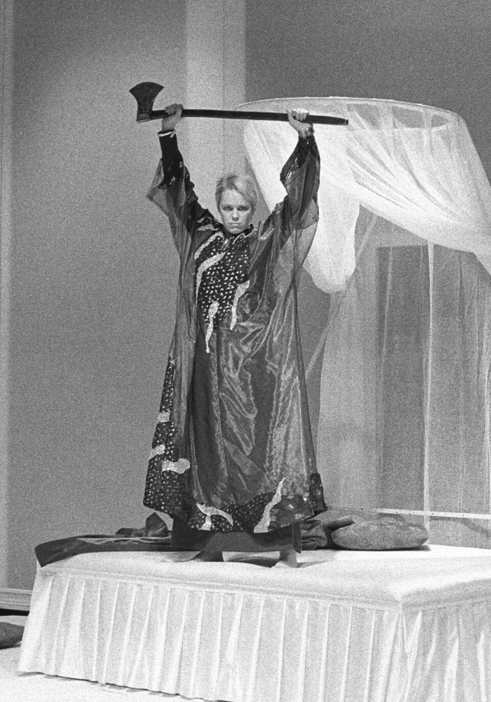 Grethe Ryen som Medea i Medeas barn, i Rolf Sands regi, 1982.