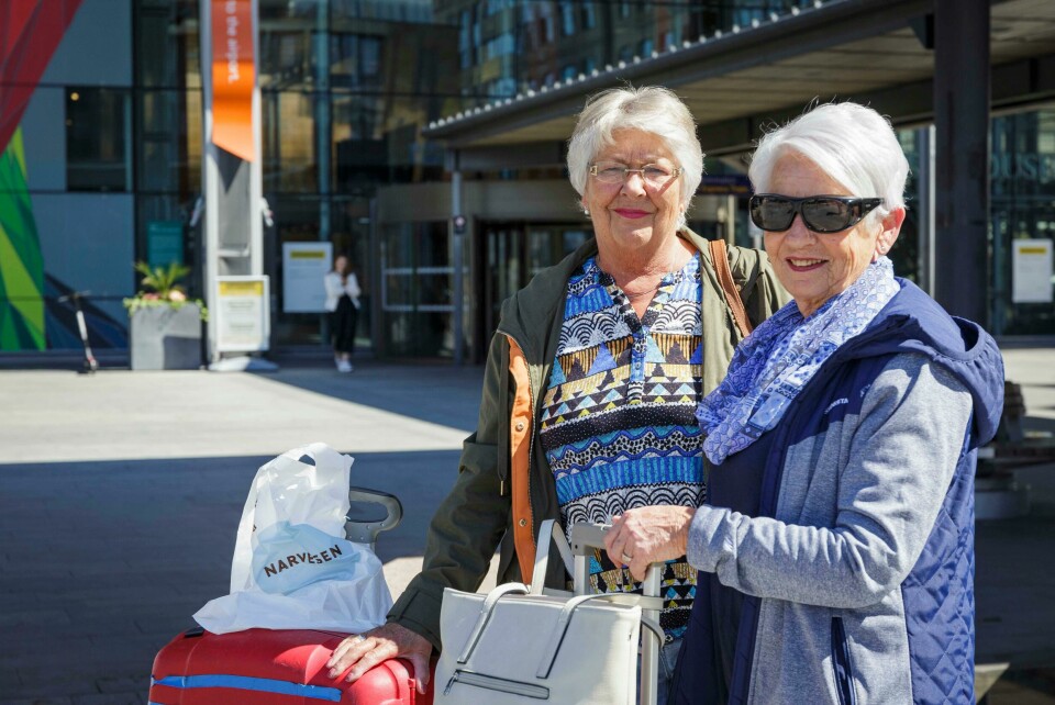 Inger Lise Hoel (t.v.) og Anne Margrete Ulverud fra Årnes på vei til Bergen. Hoel: 'Jeg har måttet skjerpe meg, for jeg er en sånn klemmer, nå bare dulter vi borti albuen'Ulverud: 'Det at eldre er mindre villige tror jeg kommer utenfra, der vi kommerfra på Årnes har vi vært veldig heldige med nesten ingen smitte.'Corona anket Inger Lise Hoel (t.v.) og Anne Margrete Ulverud fra Årnes på vei til Bergen. Hoel: 'Jeg har måttet skjerpe meg, for jeg er en sånn klemmer, nå bare dulter vi borti albuen'Ulverud: 'Det at eldre er mindre villige tror jeg kommer utenfra, der vi kommerfra på Årnes har vi vært veldig heldige med nesten ingen smitte.'Corona anket