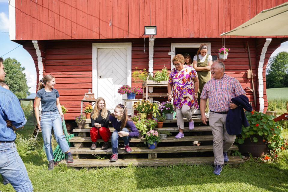 F.v: Tobias Oliver Lemgali, Dina Nærum Målsnæs (bak Lemgali), Joni Lundevall, Astrid Braut-Solheim, Ingrid Wingård, Ollaug Bollestad, Iris-Adele Jess (i døra), Tone Bech, ordfører i Eidsvoll kommune John-Erik Vika (Sp).