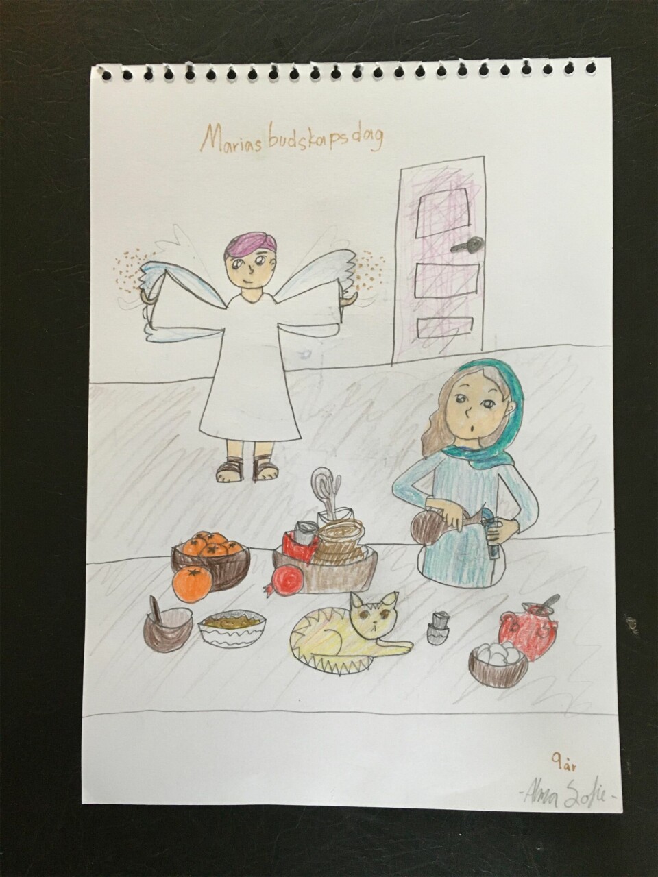 Alma Sofie Overøye (9 år)
fra Trondheim har tegnet
Maria som får budskapet
fra engelen.