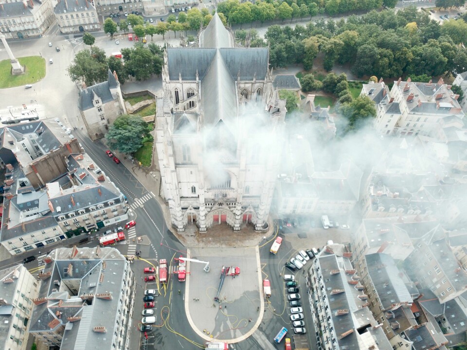 Kirken i Nantes, Frankrike In this image provided by SDIS 44 Department of Fire and Rescue, fire fighters work to extinguish the blaze at the Gothic St. Peter and St. Paul Cathedral, in Nantes, western France, Saturday, July 18, 2020. French officials launched an arson inquiry Saturday after the fire broke out destroying the organ, shattered stained glass windows and sent black smoke spewing from between the cathedral towers. (SDIS 44 Department of Fire and Rescue via AP)