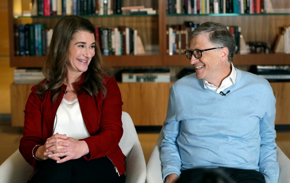 Bill og Melinda Gates ble rike på Microsoft-suksessen. Paret har brukt ufattelige summer på vaksineutvikling. In this Feb. 1, 2019, Bill and Melinda Gates look toward each other and smile while being interviewed in Kirkland, Wash. The couple, whose foundation has the largest endowment in the world, are pushing back against a new wave of criticism about whether billionaire philanthropy is a force for good. They said they?Äôre not fazed by recent blowback against wealthy giving, including viral moments at the World Economic Forum and the shifting political conversation about taxes and socialism. (AP Photo/Elaine Thompson)