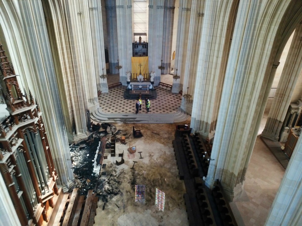 Det var påsatt brann tre steder i katedralen. Blant annet ble orgelet fra 1600-tallet totalødelagt. This image provided by SDIS 44 Department of Fire and Rescue, shows the inside of the Gothic St. Peter and St. Paul Cathedral after the blaze in Nantes, western France, Saturday, July 18, 2020. French officials launched an arson inquiry Saturday after the fire broke out destroying the organ, shattered stained glass windows and sent black smoke spewing from between the cathedral towers. (SDIS 44 Department of Fire and Rescue via AP)