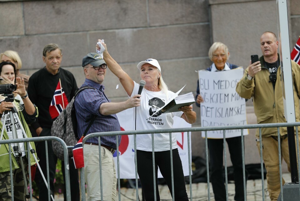 Oslo 20200829. Fanny Bråten river i stykker Koranen under Stopp Islamiseringen av Norge- SIAN - sin markering på Eidsvolls plass foran Stortinget. Et massivt politioppbud sørger for å stagge motdemonstranter og SIAN tilhengere.Foto: Geir Olsen / NTB scanpix Oslo 20200829. Fanny Bråten river i stykker Koranen under Stopp Islamiseringen av Norge- SIAN - sin markering på Eidsvolls plass foran Stortinget. Et massivt politioppbud sørger for å stagge motdemonstranter og SIAN tilhengere.Foto: Geir Olsen / NTB scanpix