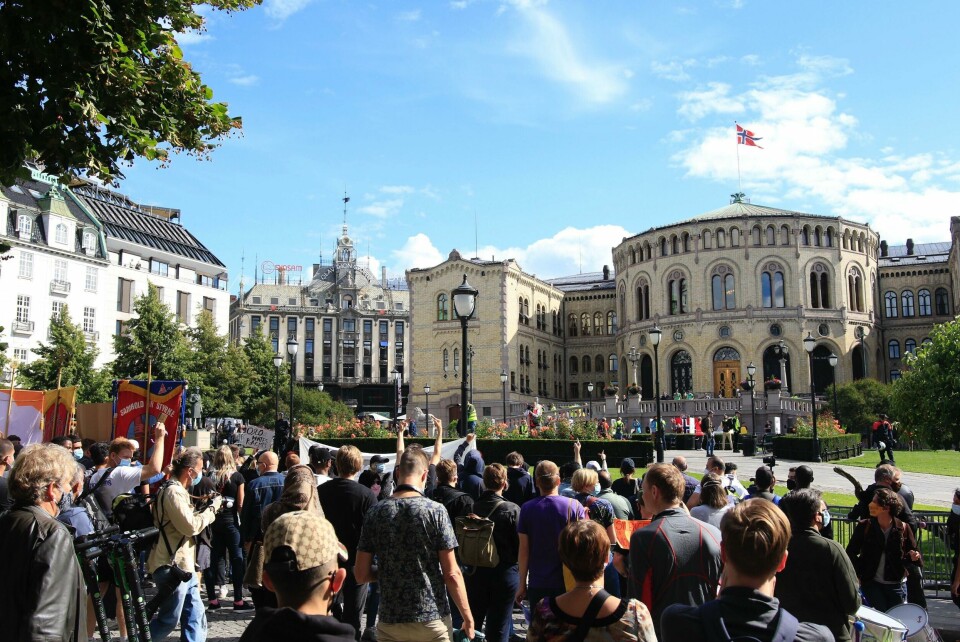Mange motdemonstranter hadde møtt fram da Sian holdt sin markering foran Stortinget Lørdag. Store politistyrker holder dem i sjakk. Mange motdemonstranter hadde møtt fram da Sian holdt sin markering foran Stortinget Lørdag. Store politistyrker holder dem i sjakk.