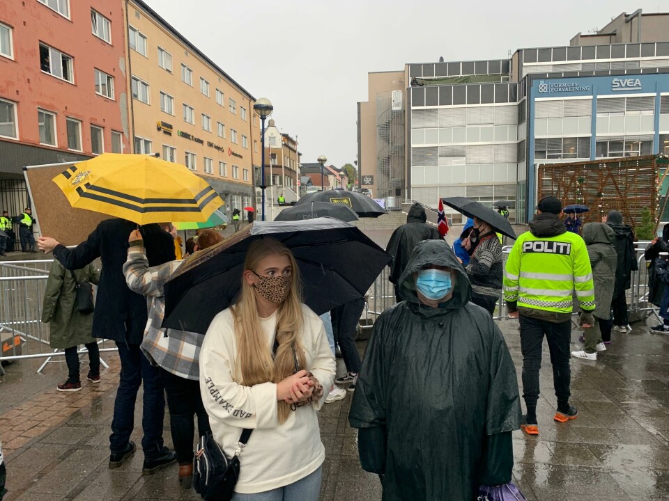 Geir og Marita Skjevdal markerer sin avstand til Sian ved å snu ryggen til. Foto: Kristin A. Lien/Vårt Land Geir og Marita Skjevdal markerer sin avstand til Sian ved å snu ryggen til. Foto: Kristin A. Lien/Vårt Land