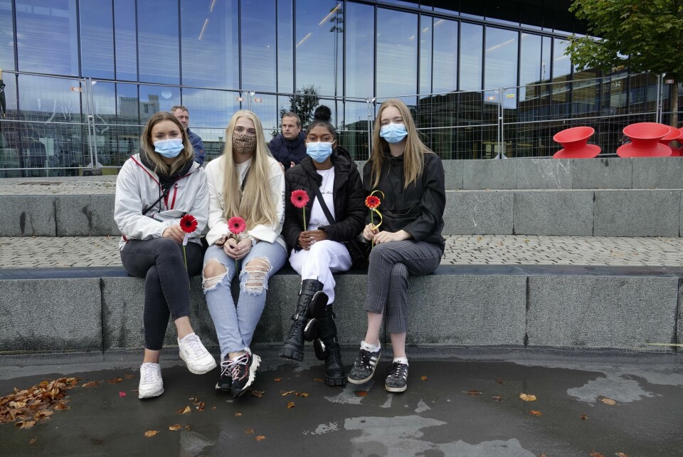 Fra venstre: Thea Myhre Eriksen, Marita Skjevdal, Mali Sadiki, Oda Myhre Eriksen deltar på motarrangementet 'Fargerikt fellesskap - et Hamar for alle' Fra venstre: Thea Myhre Eriksen, Marita Skjevdal, Mali Sadiki, Oda Myhre Eriksen deltar på motarrangementet 'Fargerikt fellesskap - et Hamar for alle'