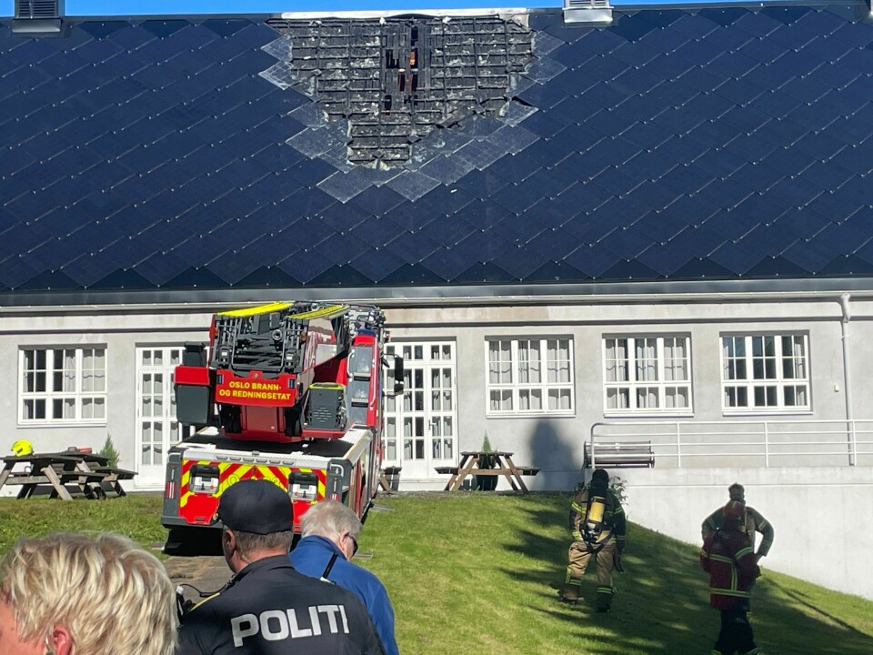 Bildet viser skader på taket til Ris menighetshus. Bildet viser skader på taket til Ris menighetshus.