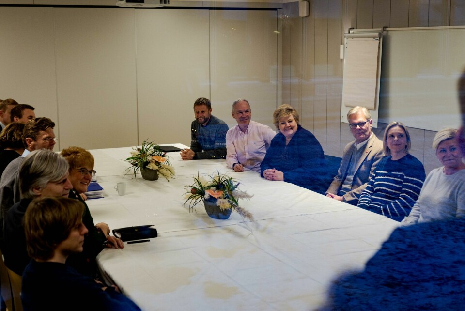 Her sparkes forhandlingene i gang. Pressen må vente på utsiden, slik de også måtte da Venstre forhandlet om regjeringsdeltakelse på Jeløya utenfor Moss i fjor. Inne i forhandlingsrommet. Regjeringsforhandlinger 2019 på Granvollen gjestgiveri. Erna Solberg, Sylvi Listhaug, Siv Jensen, Trine Skei Grande, Kjell Ingolf Ropstad.