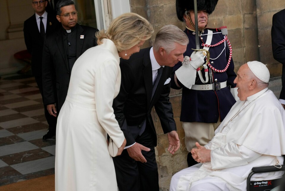 Belgias kong Philippe og dronning Mathilde tok imot pave Frans på Laeken-slottet i Brussel fredag forrige uke. Senere samme dag møtte paven 15 ofre for overgrep begått av geistlige i Den katolske kirke i Belgia. Belgium PopePope Francis meets with King Philippe and Queen Mathilde in the Castle of Laeken, Brussels, Friday, Sept. 27, 2024. (AP Photo/Andrew Medichini)