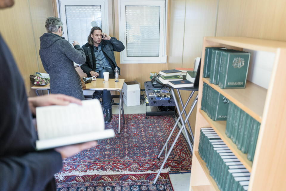 Siden tirsdag denne uka har Samtiden-redaktør Christian Kjelstrup solgt Koranen og sitt eget tidsskrift fra en pop-up-bokhandel på Youngstorget i Oslo. Kjelstrup gjorde stor suksess med en tilsvarende bokhandel viet Fernando Pessoas Uroens bok for tre år siden.