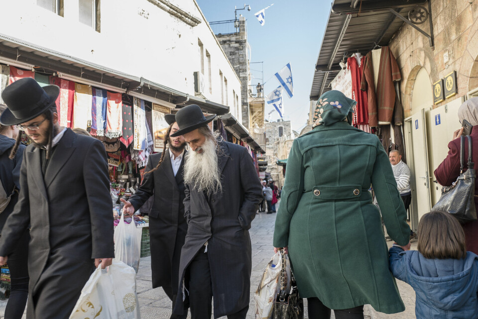 Få steder er religion mer synlig enn i Jerusalems gamleby, men særlig de ultraortodokse jødene provoserer mange, fordi de lever tilbaketrukket fra verden. Foto: Erlend Berge