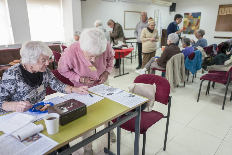 Celia Gorlén (t.v.) er aktiv i en kvinneforening i Vest-Jerusalem. Etter over seksti år brøt hun til slutt opp livet i Norge til fordel for Jerusalem. Foto: Erlend Berge