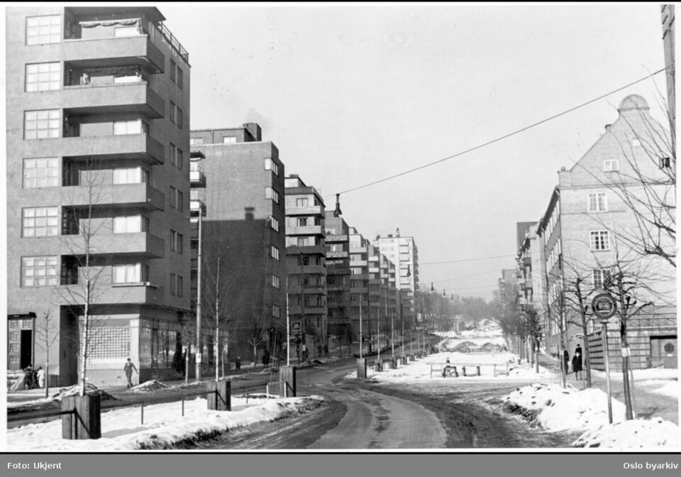 Kirkeveien ved Marienlyst. Området ble bygget ut med lameller på 1920- og 1930-tallet. Blokkene har store, åpne leiligheter i luftige omgivelser med store grøntareal, og er et uttrykk for den gryende sosial bevisstheten som preget begynnelsen av forrige århundre. Foto: Oslo byarkiv/ukjent fotograf