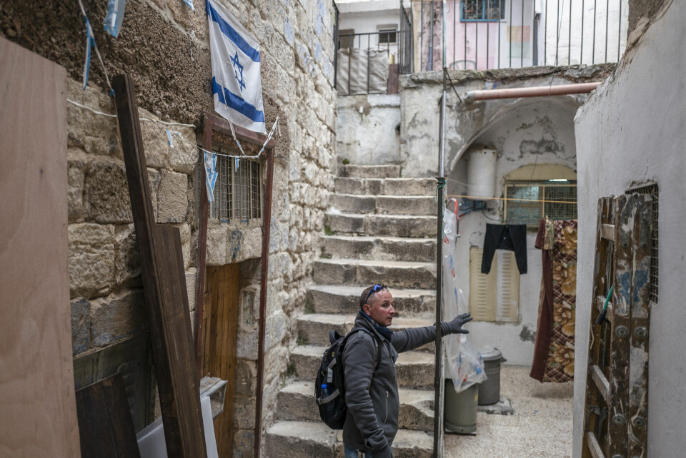 Stadig flere Israelsflagg er å se i den muslimske delen av gamlebyen. Hjemmene deres står i kontrast til det kummerlige levesettet blant mange palestinere, påpeker Ehab Jallad. Foto: Erlend Berge