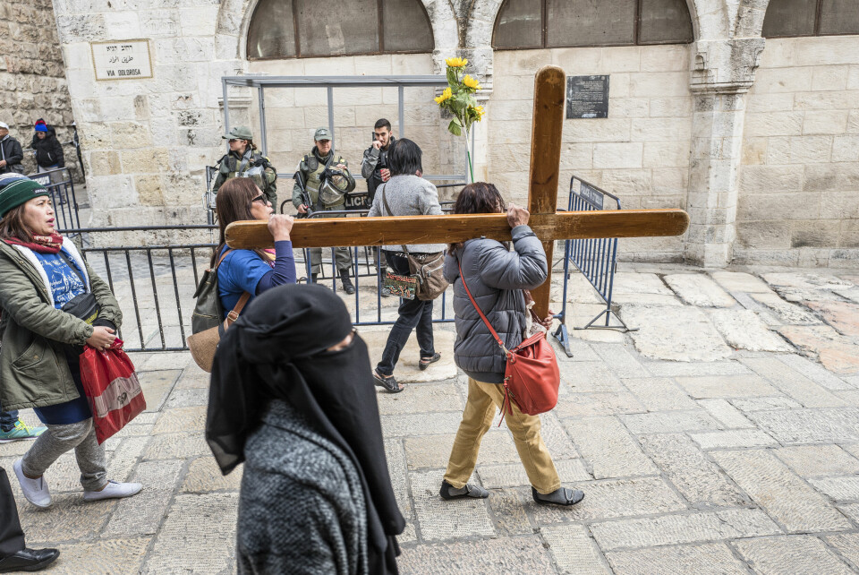 Langs Via Dolorosa bæres det kors og synger sanger. Veien leder opp til Golgata og Gravkirken. Foto: Erlend Berge