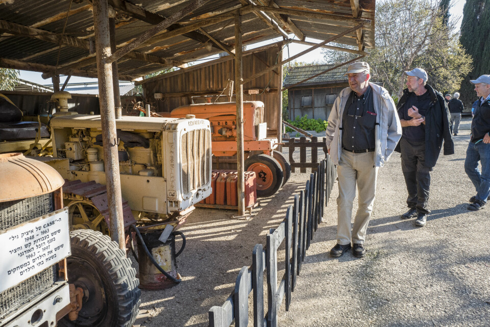 Erik Asdahl, en av vår tids jorsalfarere, inspiserer traktorparken på kibbutzen. – Jeg er bare en bonde, men har lest min bibel, sier han. Foto: Erlend Berge