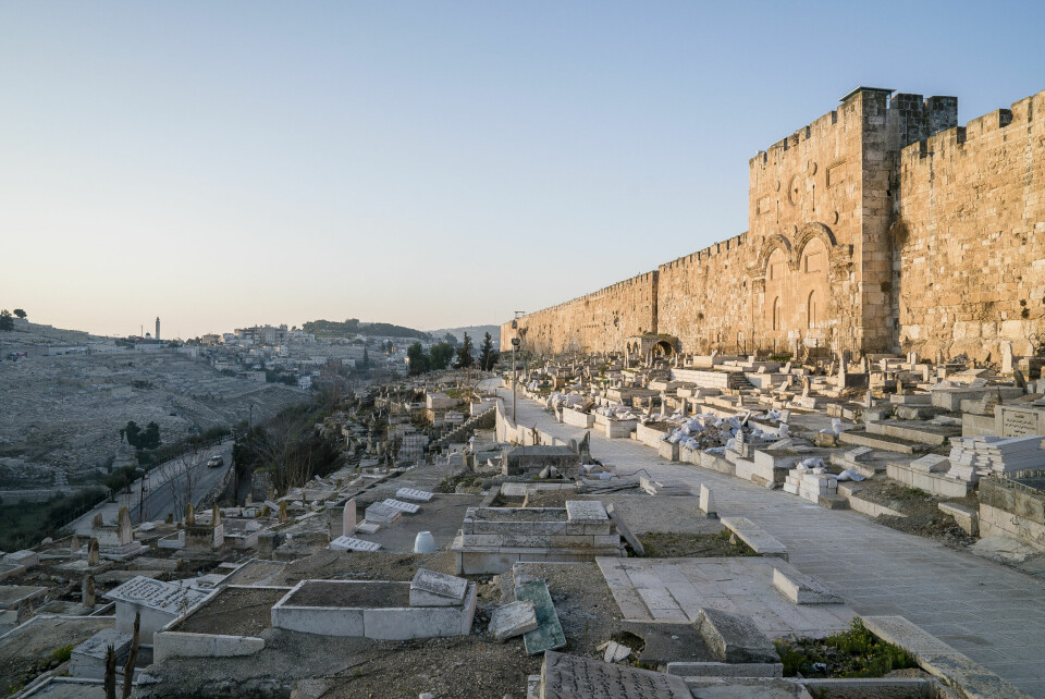 Morgenlyset treffer den gylne porten. Foran den ligger titusenvis av graver, som en myriade av bautaer over endetidsforventningene som knyttes til Jerusalem. Foto: Erlend Berge