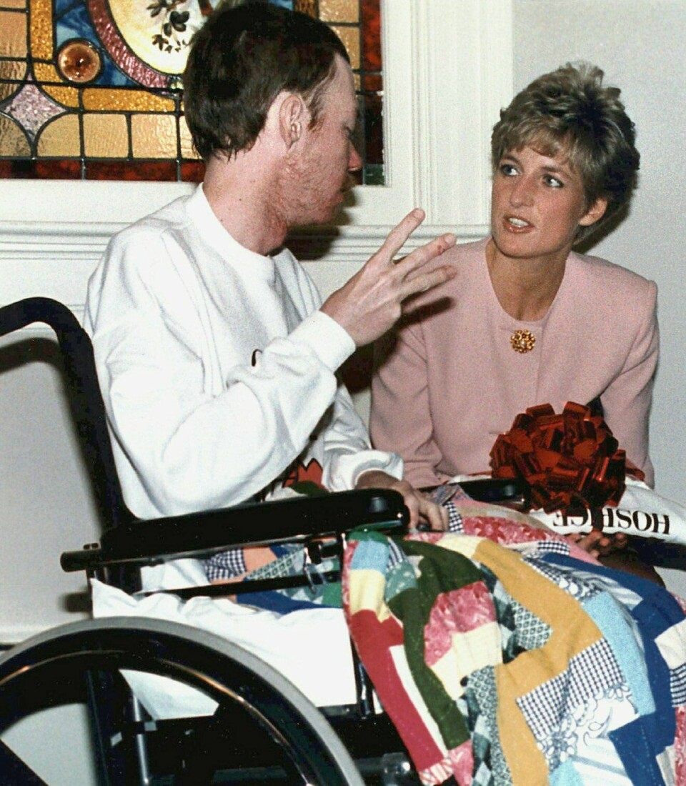 Diana var blant de første offentlige personer til å håndhilse på HIV-positive. Her på besøk hos AIDS-positive Wayne Taylor i 1991. Foto: AP