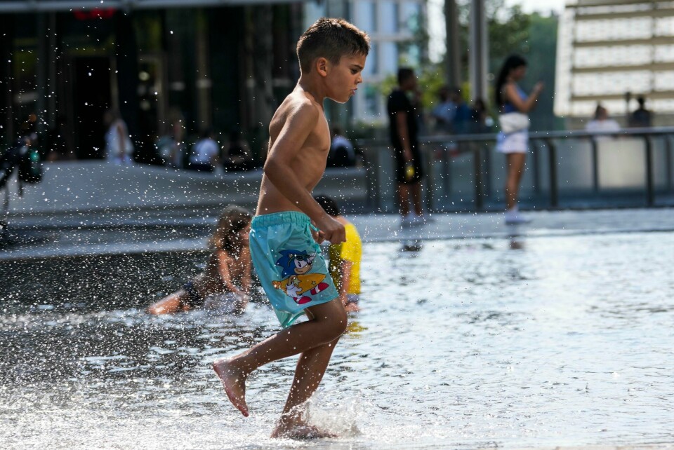 Barn kjøler seg ned i en fontene i Milano i Italia, der temperaturen denne uka nådde opp i 42 grader noen steder. Barn kjøler seg ned i en fontene i Milano i Italia, der temperaturen denne uka nådde opp i 42 grader noen steder. Foto: Luca Bruno / AP / NTB