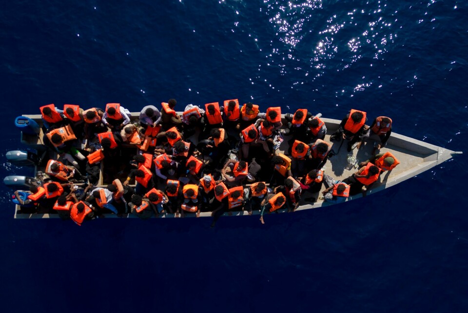 Migranter fra Eritrea, Libya og Sudan om bord i en trebåt får hjelp utenfor kysten av Libya av spanske redningsarbeidere i organisasjonen Open Arms. Migranter fra Eritrea, Libya og Sudan ses i en overfylt trebåt før de får hjelp av den frivillige spanske hjelpeorganisasjonen Open Arms, i Middelhavet, omtrent 30 mil nord for Libya, lørdag 17. juni. Foto: Joan Mateu Parra / AP / NTB