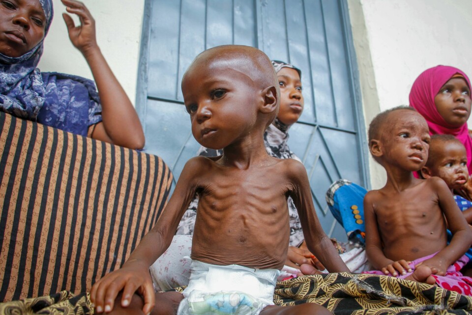 Nærmere 4 millioner somaliere er ifølge FN på flukt i eget land, de fleste fra den al-Qaida-tilknyttede islamistgruppa al-Shabaab som kontrollerer deler av landet. Mange flykter også fra tørke. Millioner lever på randen av sult. En tørkerammet og underernært gutt sitter på fanget til sin mor ved et senter drevet av Action against Hunger i Mogadishu. Somalia er et av landene der FN i en ny rapport registrerte mer sult i fjor enn året før. Foto: Farah Abdi Warsameh/AP/NTB.