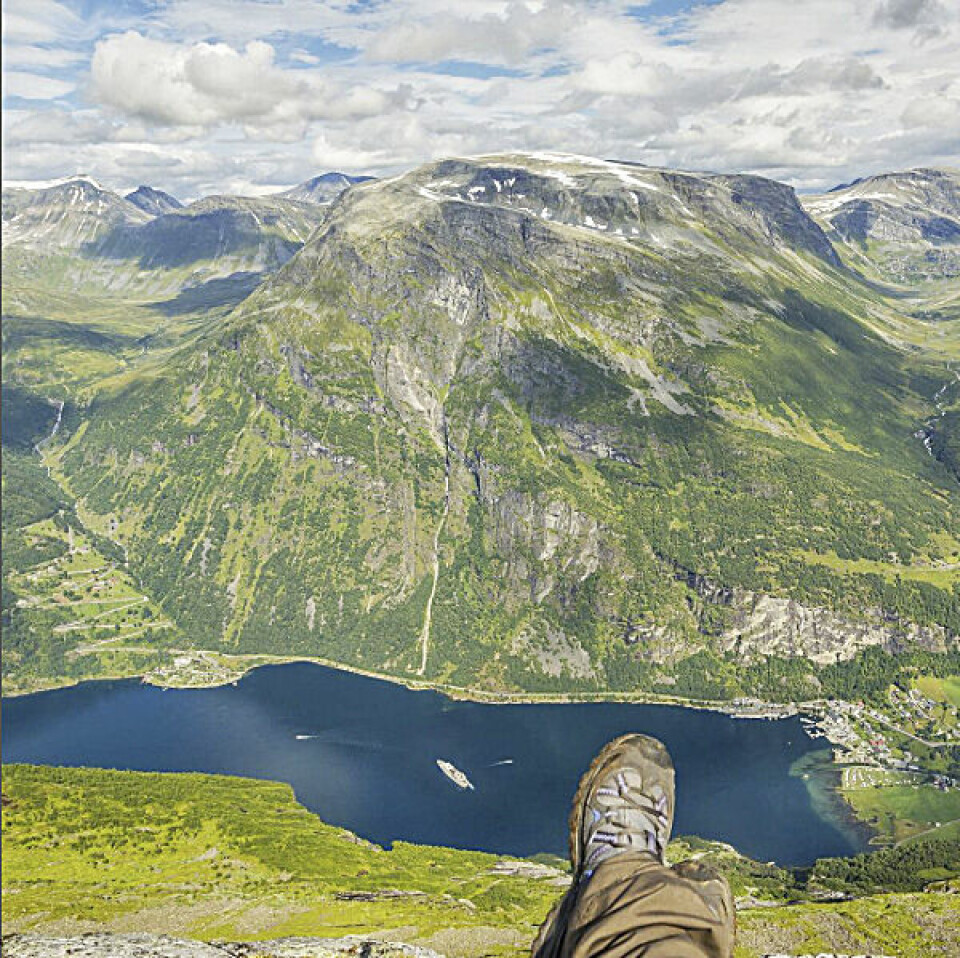 Må bare ha med et bilde til fra fjellturen opp til Keipane 1379 moh i Geiranger. Cruisebåten blir bare en liten strek der nede, og fjorden ser ut som en liten sølepytt. Livet på toppen! Foto: Laila Krakeli