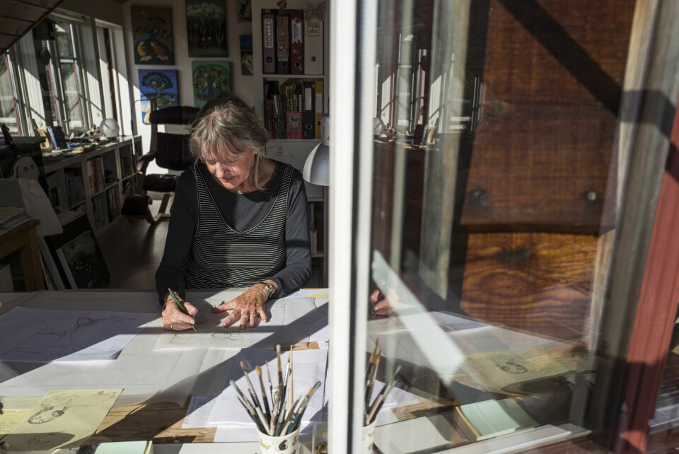 Vivian Zahl Olsen-Haugan omtaler seg som pensjonert og vel så det. Når hun arbeider sitter hun med utsikt over Nesoddlandet og inn mot Oslo. Hun og ektemannen har bygd om et gammelt hus i skråningen over Båtstø i Røyken. Der har de galleri, atelier – og et tårn. Foto: Erlend Berge
