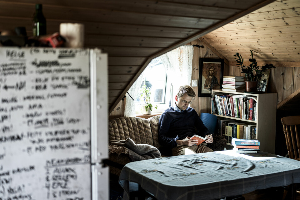 På kjøleskapet til Hallvard Nordbø Jørgensen står det skrevet en slags oppskrift på et nytt og sunnere liv. Den tidligere presten og nåværende lektoren sier han skal forsøke å lese mindre teologi for å få et sunnere forhold til troen. På stuebordet ligger det likefullt en bunke bøker med søkende innhold. Foto: Erlend Berge
