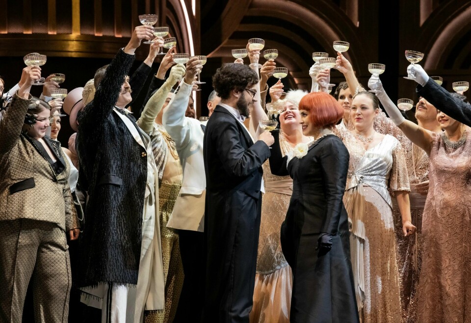 KOR MED TRØKK: Koret er med på å drive La traviata framover. la traviata