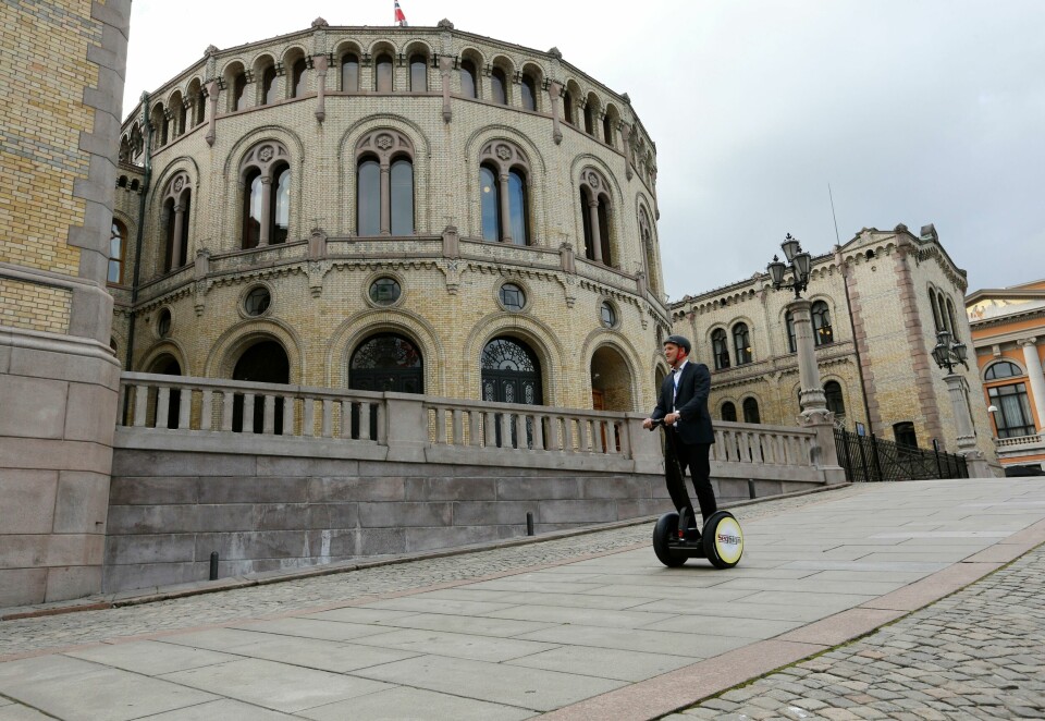 Oslo 20140701.Statssekretær i i samferdselsdepartementet Jon Georg Dale prøve seg på en Segway. Tohjulingen er tillat i bruk i Norge fra idag. 1. juli.Foto: Terje Bendiksby / NTB scanpix Oslo 20140701.
Statssekretær i i samferdselsdepartementet Jon Georg Dale prøve seg på en Segway. Tohjulingen er tillat i bruk i Norge fra idag. 1. juli.
Foto: Terje Bendiksby / NTB scanpix