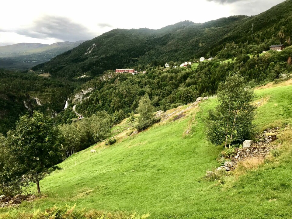 Fra gården der Per Sivle vokste opp ser du Stalheim hotell øverst på knausen. Fra gården der Per Sivle vokste opp ser du Stalheim hotell øverst på knausen.