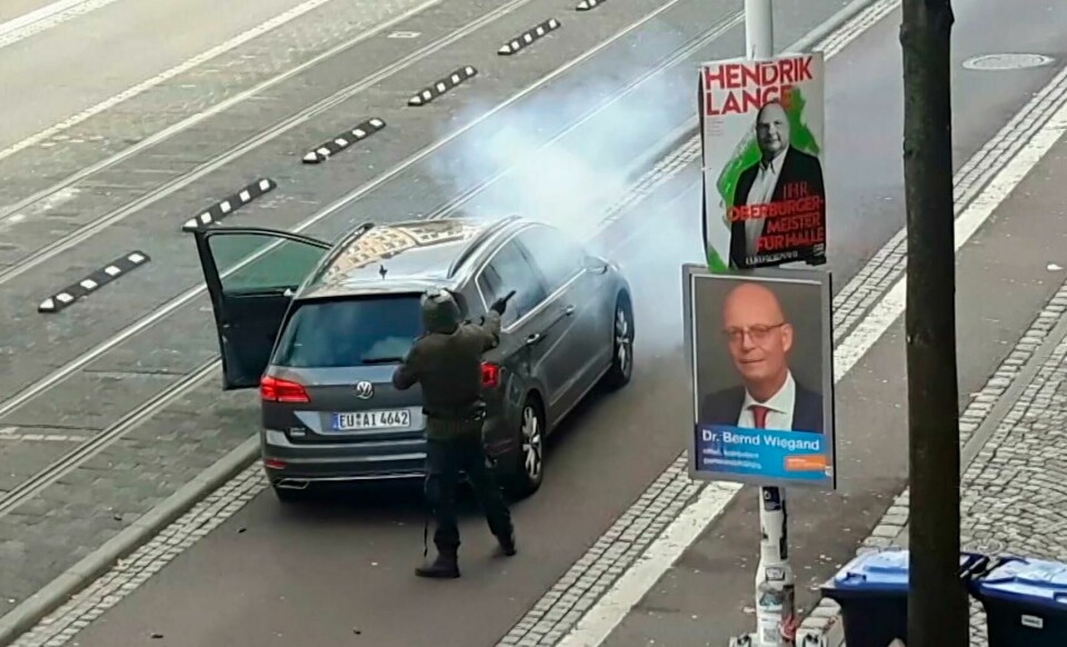 I februar i år ble minst ni mennesker drept da 43 år gamle Tobias R. angrep to vannpipe-kafeer i den tyske byen Hanau, 25 kilometer fra Frankfurt. Mange av de drepte var av utenlandsk opprinnelse. In this image taken from video made available by ATV-Studio Halle, a man shoots from long-barrelled gun, in Halle, Germany, Wednesday Oct. 9, 2019. A heavily armed assailant ranting about Jews tried to force his way into a synagogue in Germany on Yom Kippur, Judaism's holiest day, then shot two people to death nearby in an attack that was livestreamed on a popular gaming site. (ATV-Studio via AP)