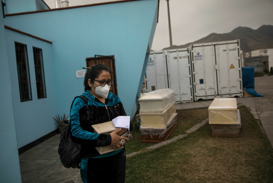 Korona-viruset brer om seg i Sør-Amerika. Land som Brasil, Peru, Chile og Ecuador er særlig rammet. Her fra El Angel-gravplassen i Perus hovedstad, Lima. Foto: Rodrigo Abd/AP. A woman wearing a mask to curb the spread of the new coronavirus embraces the urn which carries her uncle's ashes after being cremated at El Angel cemetery, in Lima, Peru, Tuesday, June 23, 2020. (AP Photo/Rodrigo Abd)
