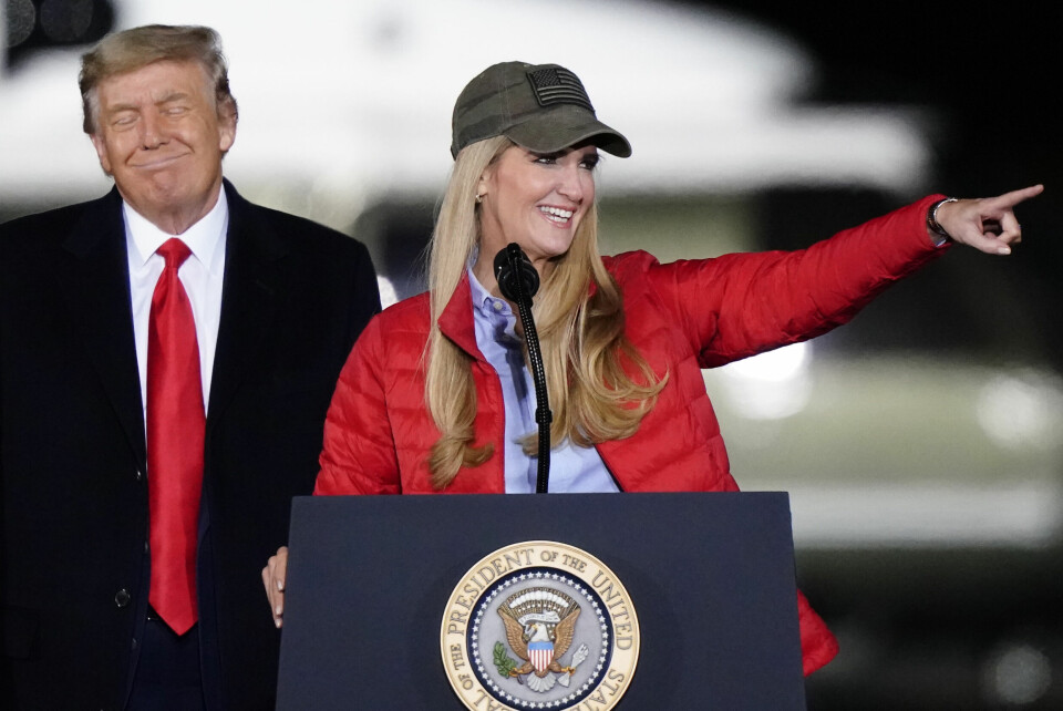 KJEMPER: Republikanske Kelly Loeffler på talerstolen sammen med Donald Trump i Georgia. Delstaten Georgia ligger sørøst i USA, og har om lag 10,6 millioner innbyggere. Tre millioner hadde forhåndsstemt før tirsdagen, noe som er ny rekord. Loeffler og trump i Georgia dagen før valget