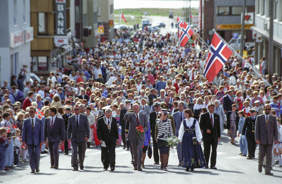 Kong Harald og dronning Sonja spaserer gjennom Vadsøs gater. Det norske kongeparet startet sin kongeferd i Nord-Norge. I løpet av 22 dager møtte de folk på 62 forskjellige steder. Fra Frosta i Nord-Trøndelag til Grense Jakobselv i Finnmark.