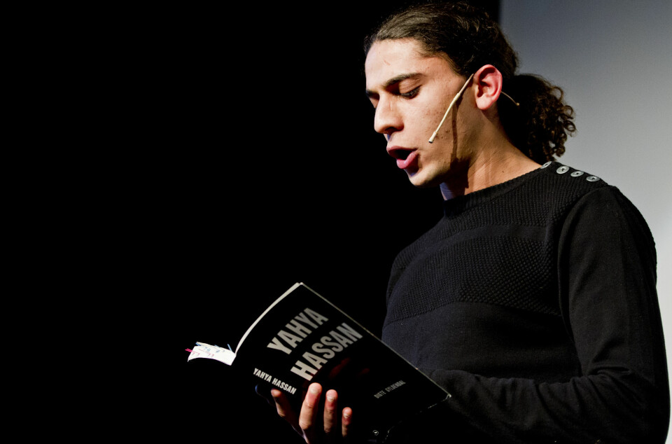 Yahya Hassans diktdebut ble trykket i 100.000 eksemplarer i hjemlandet Danmark. I fjor døde poeten 24 år gammel, etter et turbulent liv. Poetens litterære suksess tilhører unntakene, skriver Arne Borge. Oslo 20140221.Den danske dikteren Yahya Hassan leser opp dikt under Morsmålsdagen 2014 på Litteraturhuset i Oslo fredag ettermiddag.Foto: Vegard Grøtt / NTB
