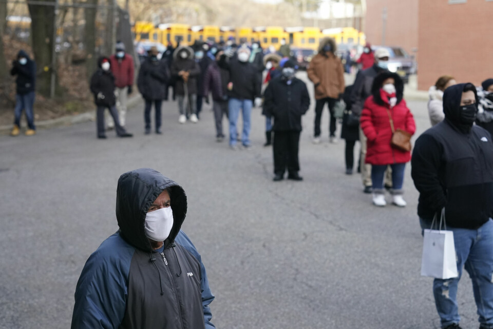 Kø for å få vaksine mot covid-19 i Paterson i New Jersey i januar. Rundt 13 millioner amerikanere fikk koronavaksine mellom midten av desember og midten av januar. People wait in line for the COVID-19 vaccine in Paterson, N.J., Thursday, Jan. 21, 2021. Some hospitals around the U.S. are facing complaints about favoritism and line-jumping after their board members and donors received COVID-19 vaccinations or offers for the prized inoculations. (AP Photo/Seth Wenig)