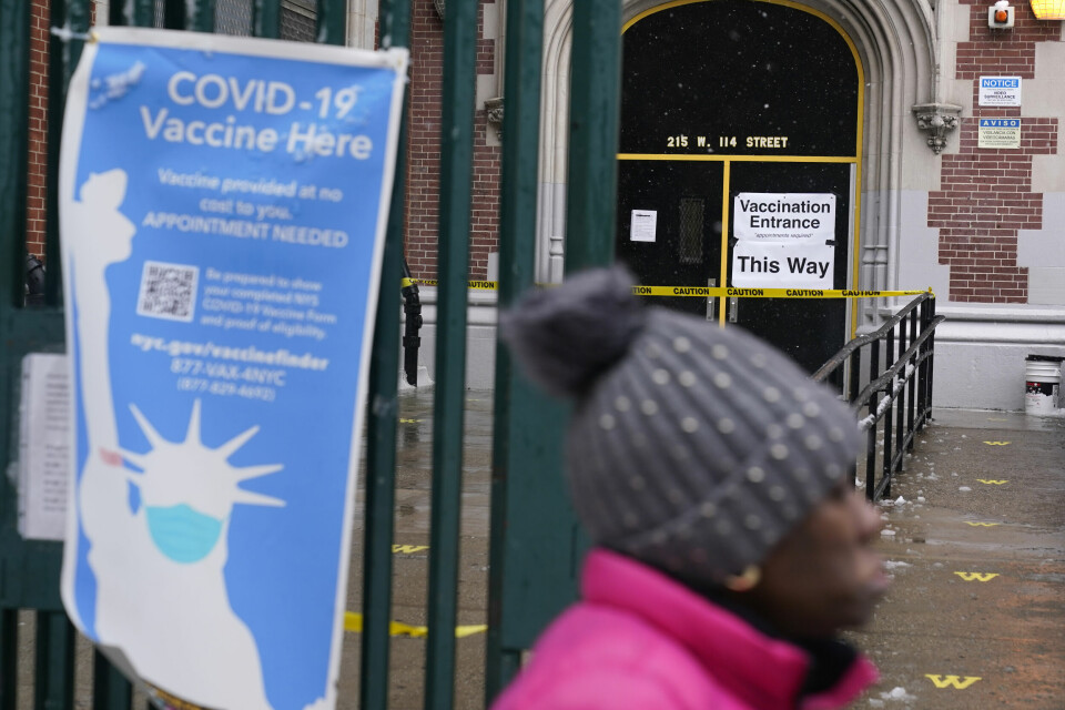 Etter en snøstorm nordøst i USA er vaksinasjonskontorene oppe igjen. Den svarte befolkningen i landet er underrepresentert i vaksinestatistikken. A woman walks past a closed COVID-19 vaccination site in New York, Tuesday, Feb. 2, 2021. The site was closed today due to the inclement weather. Coronavirus vaccination sites across the Northeastern U.S. are getting back up and running after a two-day snowstorm that also shut down public transport, closed schools and canceled flights. Some vaccination sites in New York City remained closed, but others, including those run by the public hospital system, were open Tuesday. (AP Photo/Seth Wenig)