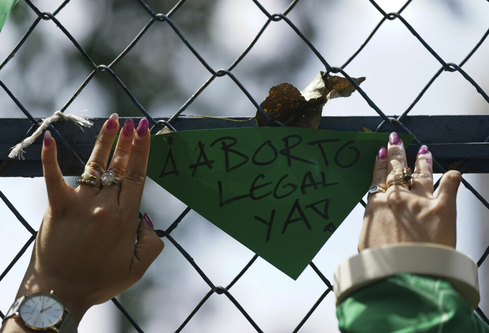 Flere land i Latin-Amerika tillater abort for kvinner som er voldtatt, eller hvis medisinske grunner tilsier det. Chile kan bli første land som nedfeller rett til frivillig abort i grunnloven Flere land i Latin-Amerika tillater abort for kvinner som er voldtatt, eller hvis medisinske grunner tilsier det. Chile kan bli første land som nedfeller rett til frivillig abort i grunnloven. Foto: Fernando Llano / AP / NTB