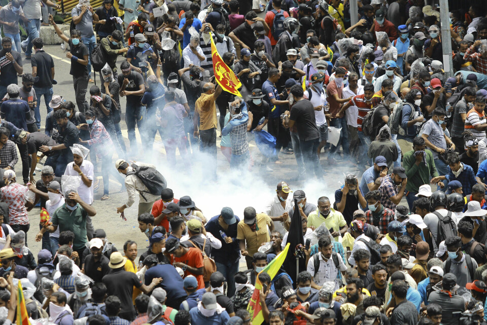TÅREGÅSS: Demonstranter ble møtt med tåregass, ifølge lokale TV-kanaler. Demonstranter i Colombo på Sri Lanka lørdag. Foto: Amitha Thennakoon / AP / NTB