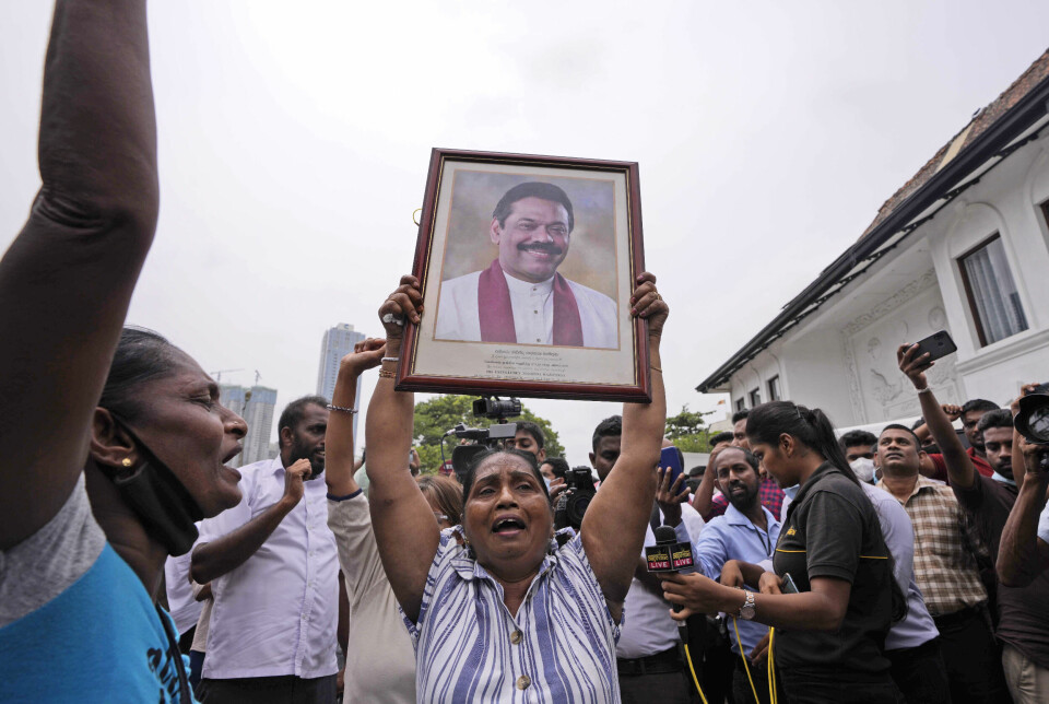 FORTSATT STØTTE: Sri Lankas tidligere president Mahinda Rajapaksa har fortsatt betydelig støtte i deler av befolkningen. Tilhengere av Sri Lankas regjering protesterte mandag mot statsminister Mahinda Rajapaksas avgang. Foto: AP / NTB