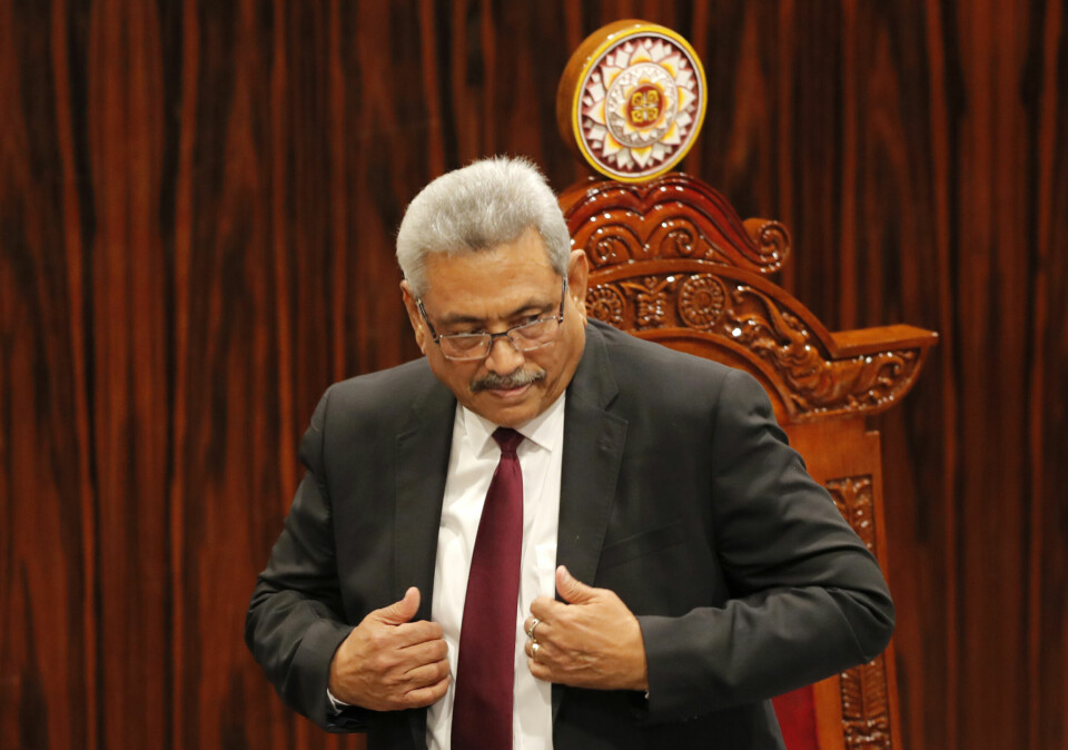 GIKK IKKE FRIVILLIG: Gotabaya Rajapaksas er avsatt som president og har flyktet til Maldivene. Lørdag 9. juli stormet demonstranter hjemmet hans. President Gotabaya Rajapaksa har invitert opposisjonen med i regjering på Sri Lanka, i et forsøk på å dempe protestene og beholde makten. Foto: AP / NTB
