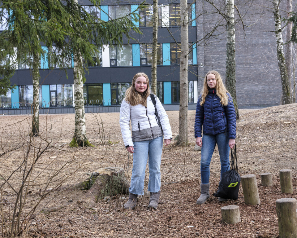 VENTETID: Nora Engh (til venstre) og Andrea Fugland Olsen på Nordseter skole. Nordseter skole
