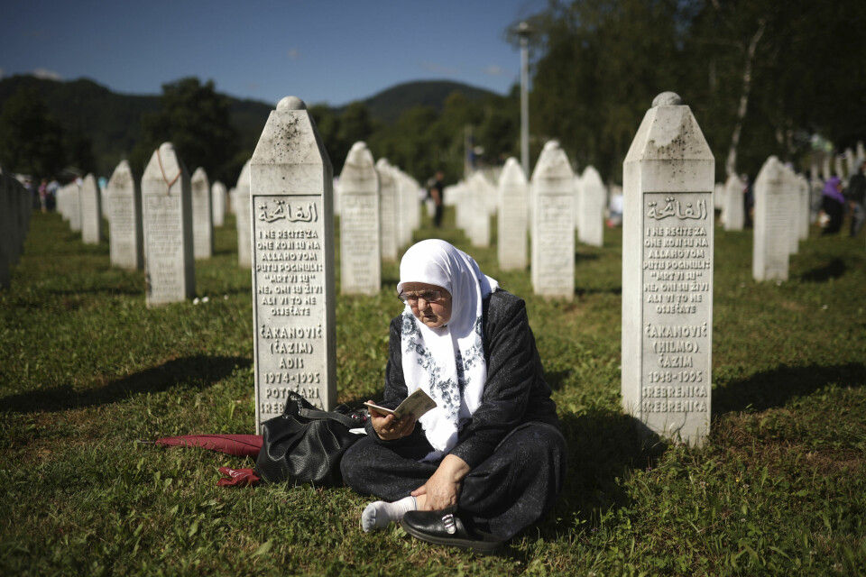 En kvinne ber ved gravsteinene ved minnestedet for Srebrenica-massakren mandag. En kvinne ber ved gravsteinene ved minnestedet for Srebrenica-massakren mandag.. Foto: Armin Durgut / AP / NTB