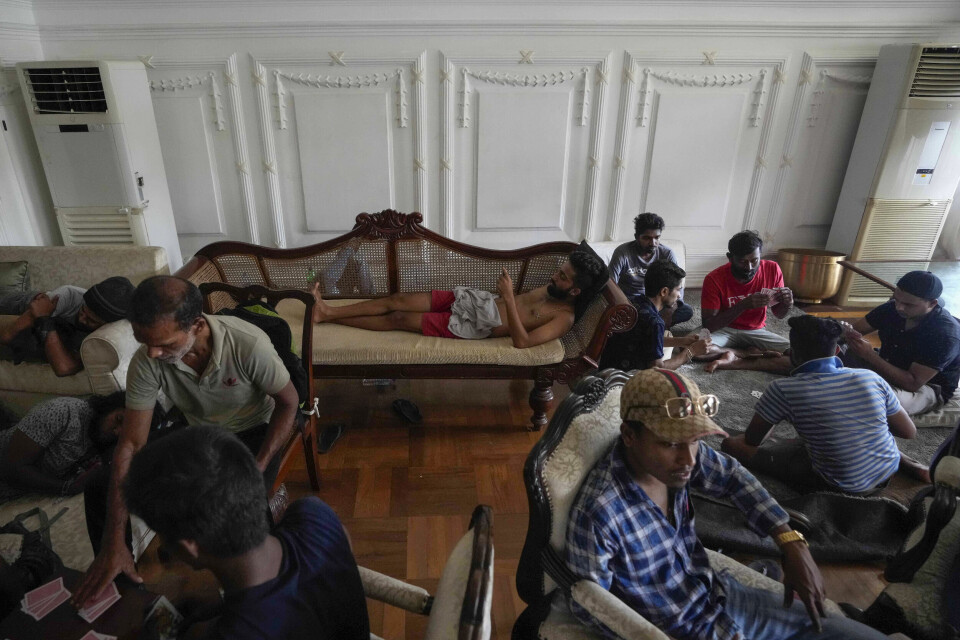 Demonstranter har tatt over statsminister Ranil Wickremesinghes offisielle residens i Colombo. Demonstranter har tatt over statsminister Ranil Wickremesinghes offisielle residens i Colombo, og bruker søndagen på å slappe av og spille brettspill. Foto: Eranga Jayawardena / AP / NTB